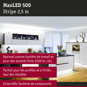 Cuisine blanche moderne avec éclairage LED MaxLED 500 pour lumière de travail et accents