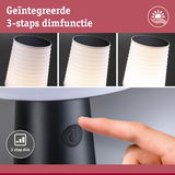 Zwarte lamp met witte geribbelde kap en geïntegreerde 3-staps dimfunctie bediend via knopdruk