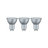 Drei silberne GU10 LED-Lampen mit mattem Gehäuse für energiesparende Beleuchtung