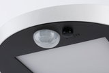 Nahaufnahme eines weißen und schwarzen LED-Deckenlichts mit Bewegungsmelder und Ein-/Ausschalter