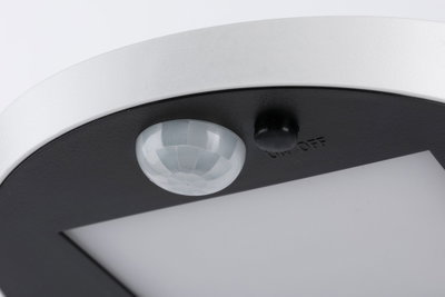 Nahaufnahme eines weißen und schwarzen LED-Deckenlichts mit Bewegungsmelder und Ein-/Ausschalter