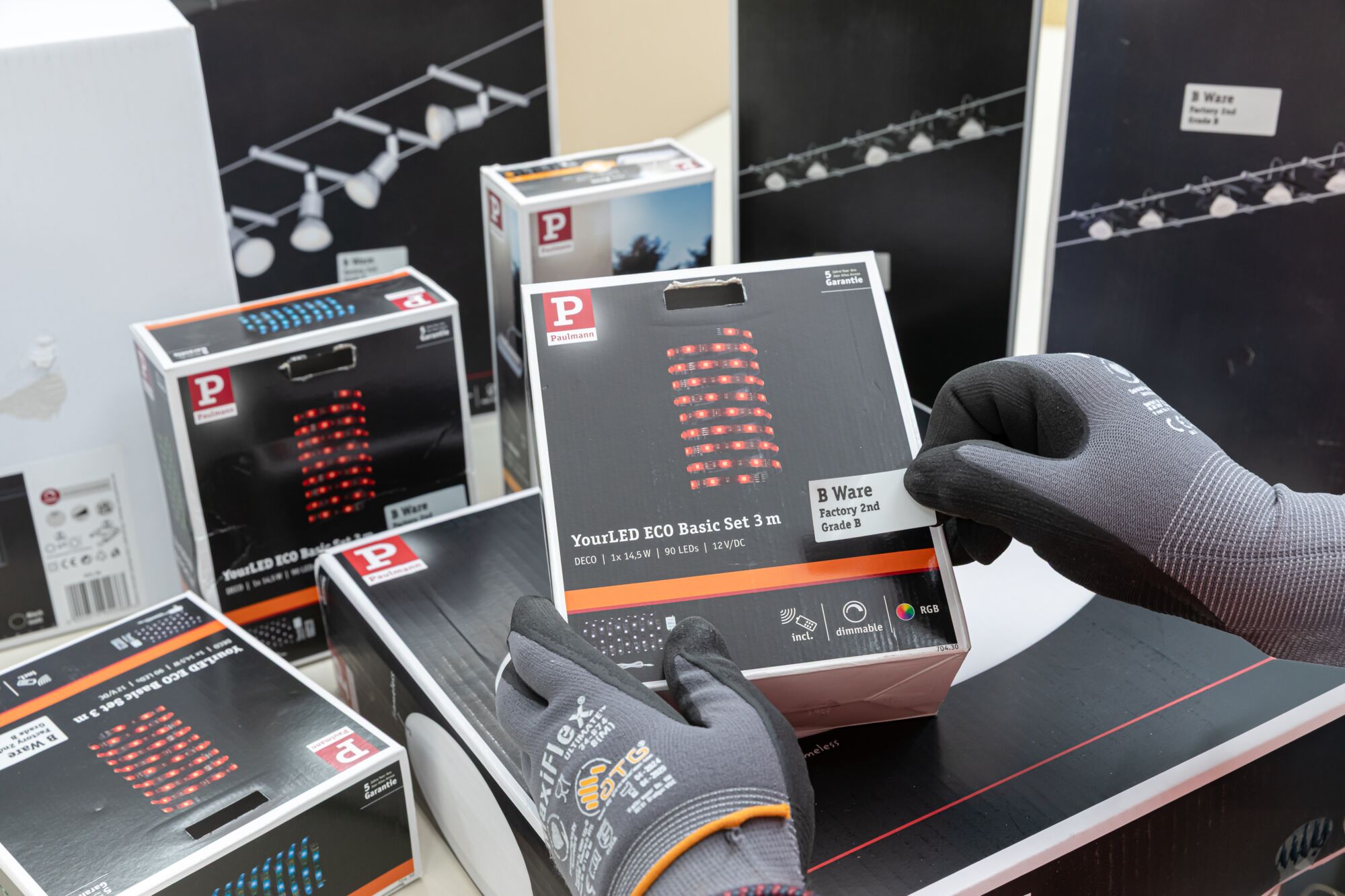 Handschoenen dragend die Paulmann YourLED ECO Basic Set 3 m LED-strip in zwarte verpakking vasthouden