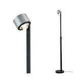 Moderne vloerlamp met zwarte metalen voet en zilveren aluminium spotkop voor gerichte verlichting