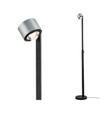 Moderne vloerlamp met zwarte metalen voet en zilveren aluminium spotkop voor gerichte verlichting