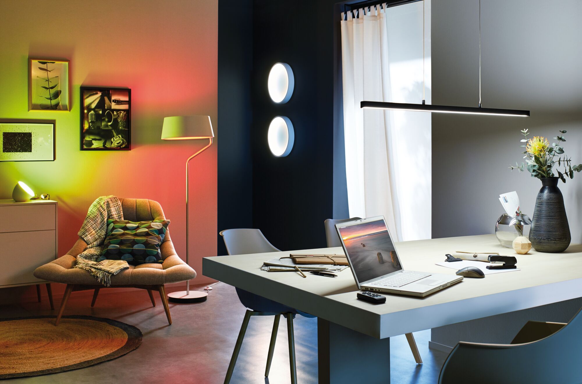 Salon moderne avec fauteuil beige, lampe sur pied, tapis rond et appliques murales LED blanches.