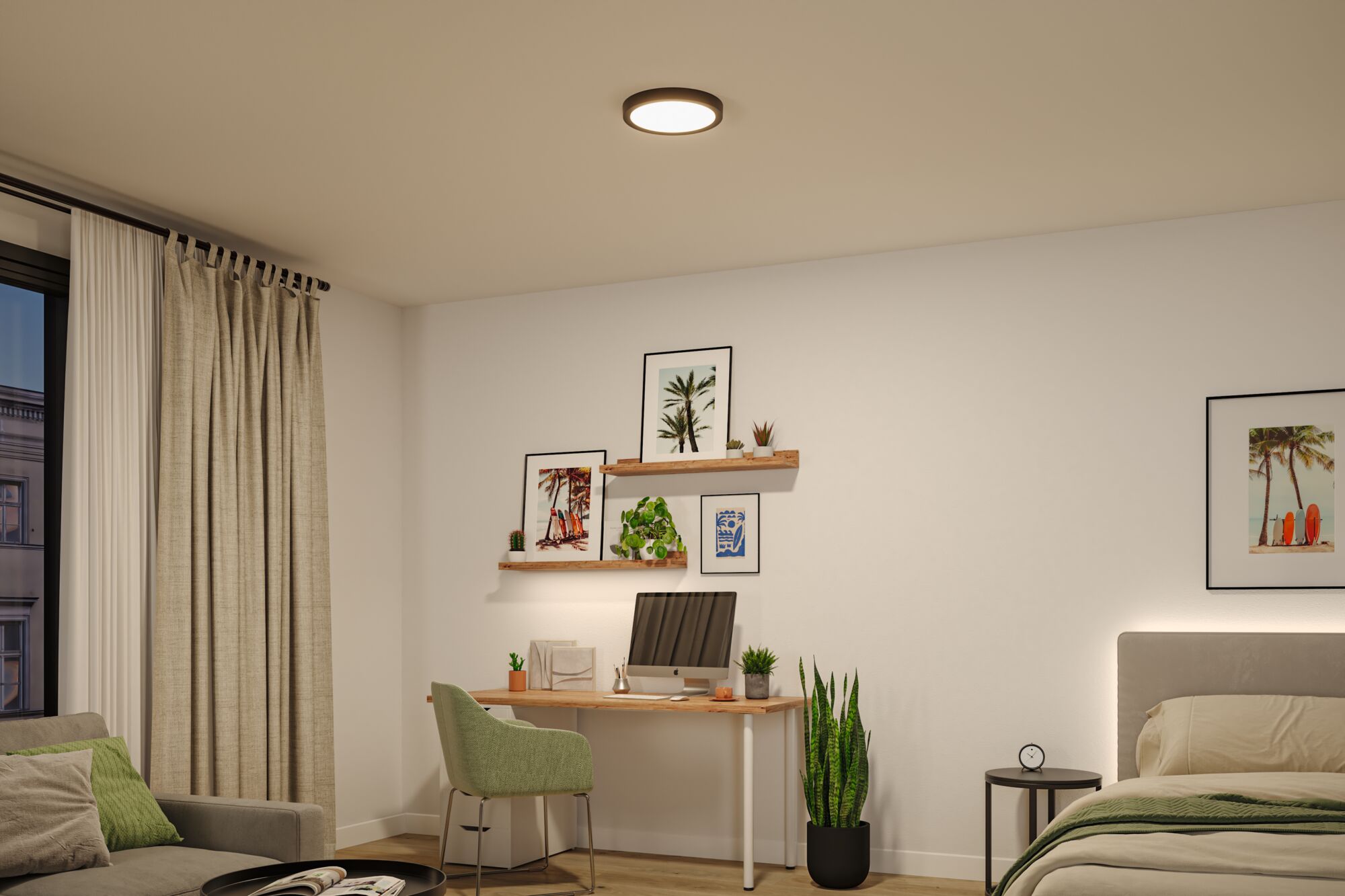 Rundes Deckenlicht mit schwarzem Rahmen aus Metall in modernem Schlafzimmer mit Schreibtisch und Pflanzen