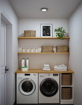 Moderne Waschküche mit weißen Waschmaschine und Trockner, Holzregalen und geflochtenen Körben für Ordnung
