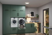 Buanderie moderne avec armoires vertes en bois, machine à laver, sèche-linge et plafonnier LED