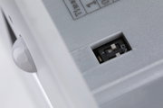 Nahaufnahme eines weißen Kunststoffgehäuses mit Schalter und Sensorkugel für Beleuchtungstechnik