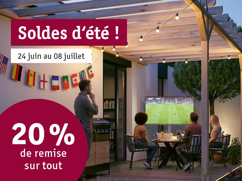 Bannière soldes d'été 20% de remise, terrasse avec pergola en bois et éclairage extérieur, personnes regardant un match de foot.