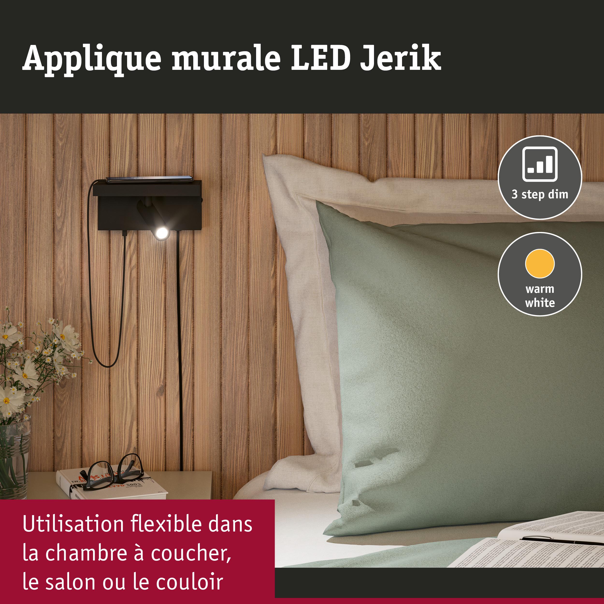 Applique murale LED noire Jerik avec lumière blanc chaud sur mur en bois près du lit et lunettes