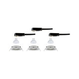 Drei weiße Einbaustrahler mit GU10 LED-Lampen und schwarzen Anschlusskabeln für Deckenbeleuchtung