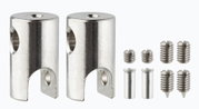 Zwei silberne Metallverbinder mit Schrauben und Hülsen aus Edelstahl für Beleuchtungszubehör.