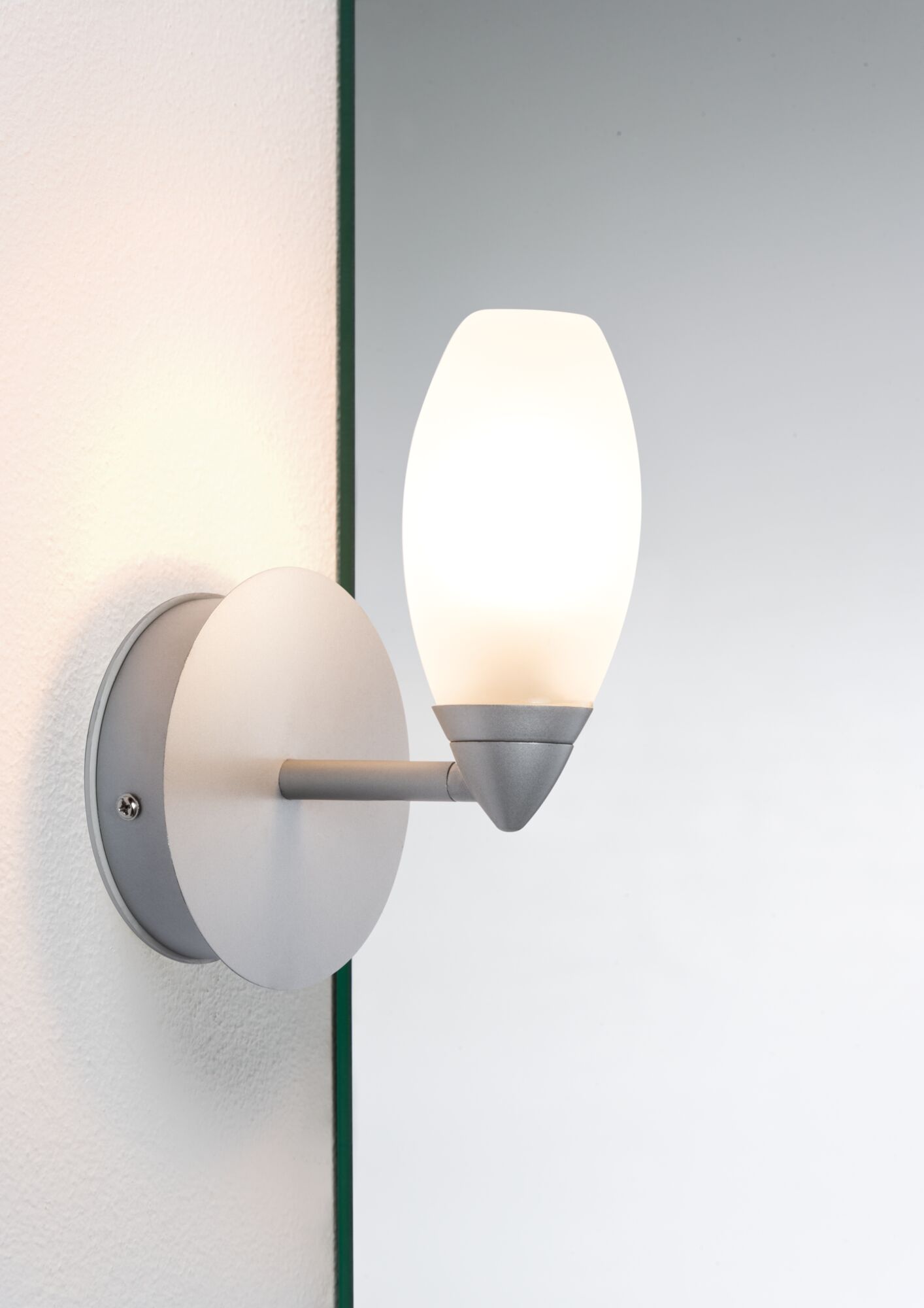 Moderne Wandlampe mit mattgrauem Metall und weißem Glas, ideal für stilvolle Innenbeleuchtung.
