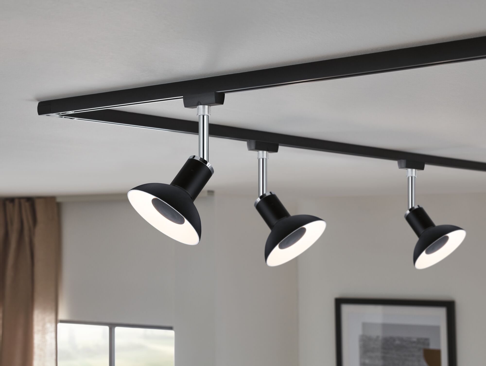 Schwarze LED-Deckenstrahler aus Metall mit verstellbaren Köpfen an Schienensystem für Wohnräume