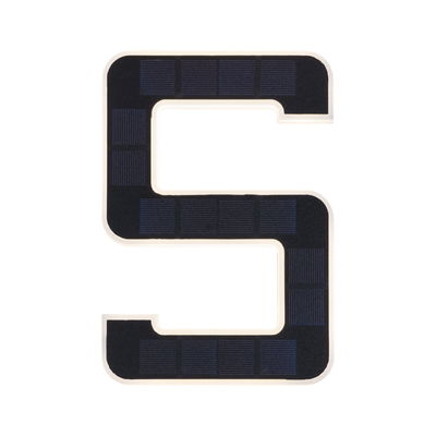 Solarbetriebene LED-Wandleuchte in S-Form mit schwarzem Solarpanel und weißem Rahmen für Außenbeleuchtung