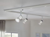 Drei weiße LED-Strahler an weißer Schiene für flexible Deckenbeleuchtung im modernen Wohnraum.