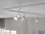 Drei weiße LED-Strahler an weißer Schiene für flexible Deckenbeleuchtung im modernen Wohnraum.