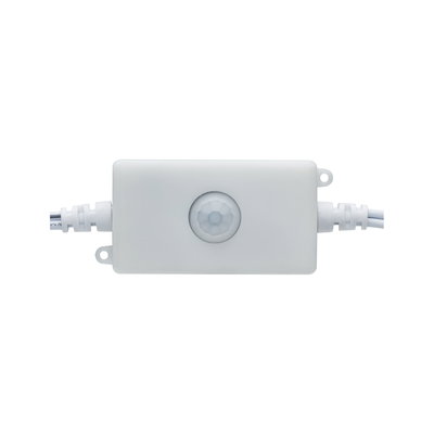 Boîtier en plastique blanc avec capteur de mouvement intégré et connexions câblées pour contrôle d’éclairage