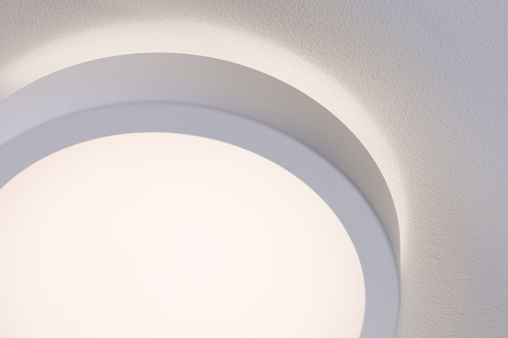 Runde weiße LED-Deckenleuchte mit mattem Rahmen und weichem Licht für moderne Wohnräume