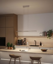Suspension LED moderne en aluminium argenté au-dessus d'un îlot de cuisine avec plan de travail en bois