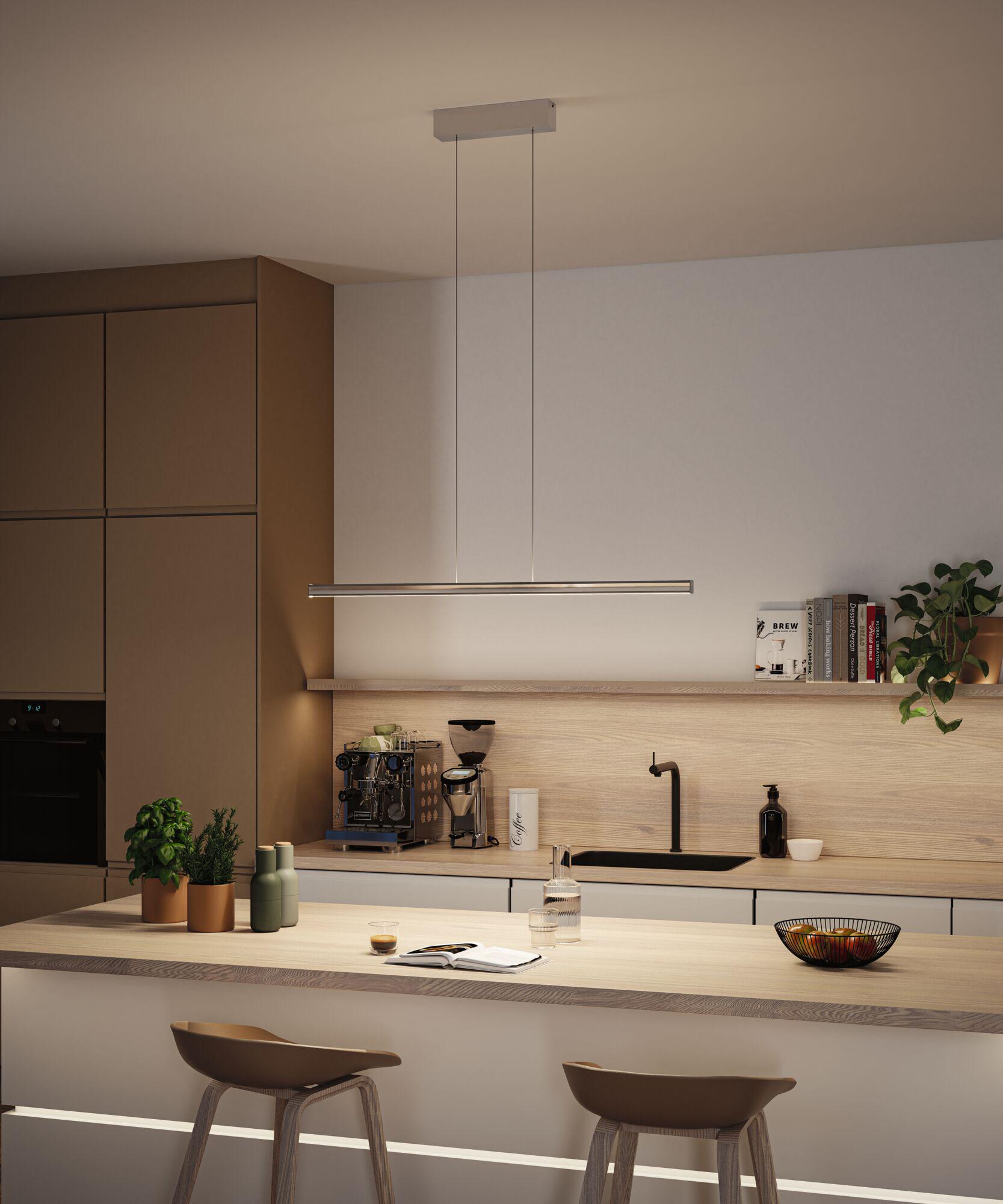 Suspension LED moderne en aluminium argenté au-dessus d'un îlot de cuisine avec plan de travail en bois