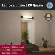 Lampe LED Quasar à miroir en blanc chaud avec cadre noir au-dessus du miroir de salle de bain