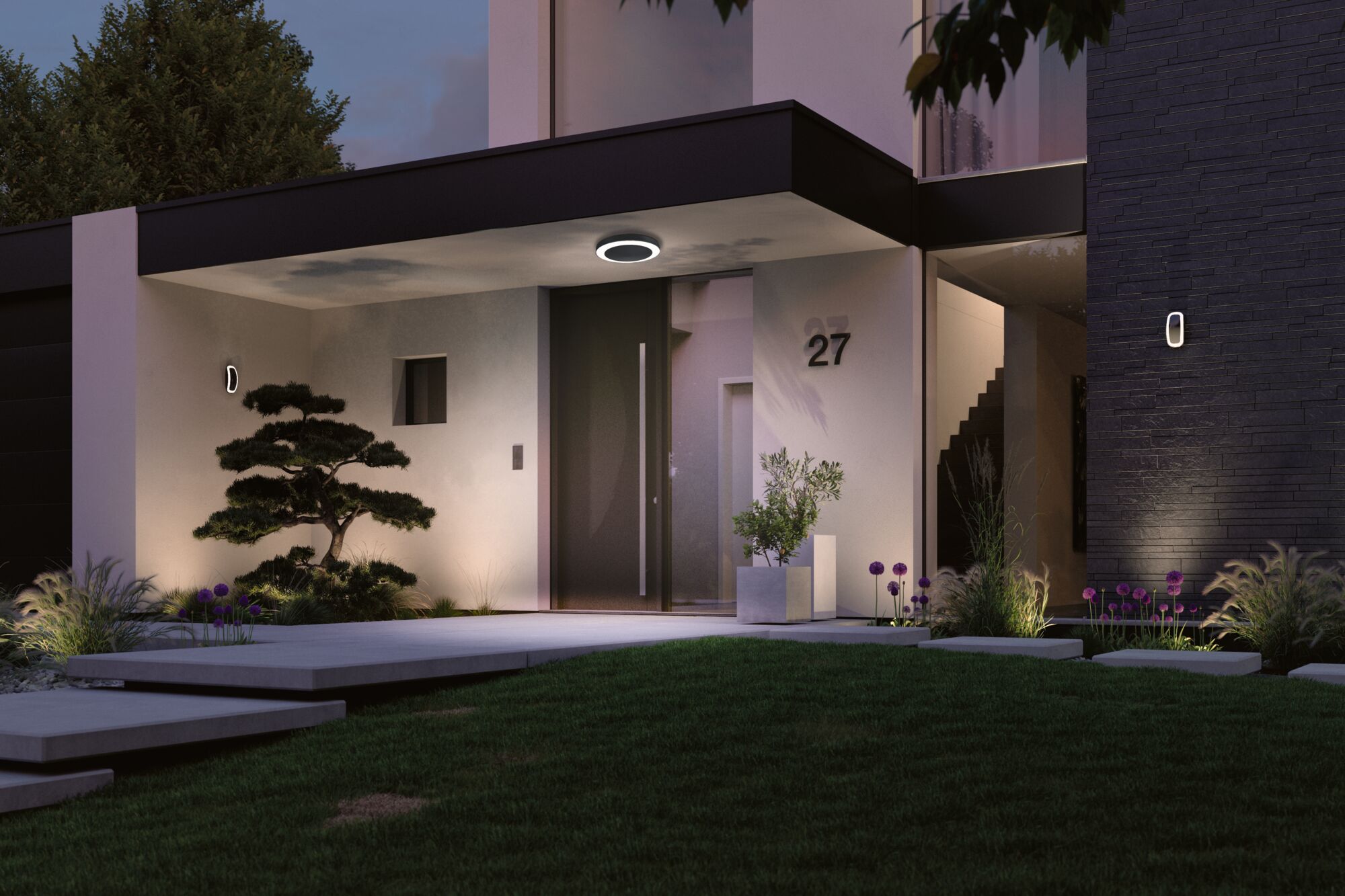 Éclairage extérieur moderne avec plafonnier LED noir et appliques murales sur maison blanche avec jardin.