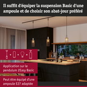 Suspensions modernes en métal noir avec ampoules chaudes au-dessus d'un îlot de cuisine dans un salon