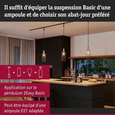Îlot de cuisine noir moderne avec plan de travail en bois et trois suspensions métalliques avec ampoules E27