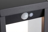 Gros plan sur cadre métallique noir avec capteur blanc et bouton pour lampe LED extérieure