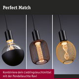 Drei Pendelleuchten mit schwarzem Kabel und verschiedenen Lampenschirmen aus Metall und Glas für Wohnraumbeleuchtung