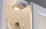 Kompakte LED-Unterbauleuchte in Silber mit warmweißem Licht für Möbelbeleuchtung und Vitrinen.