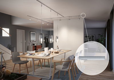 Salle à manger moderne avec chaises en bois, table, spots LED gris sur rail et suspensions en bois