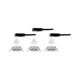 Drei weiße GU10 LED-Lampen mit silbernen Einbaurahmen und schwarzen Steckverbindern für LED-Einbaustrahler