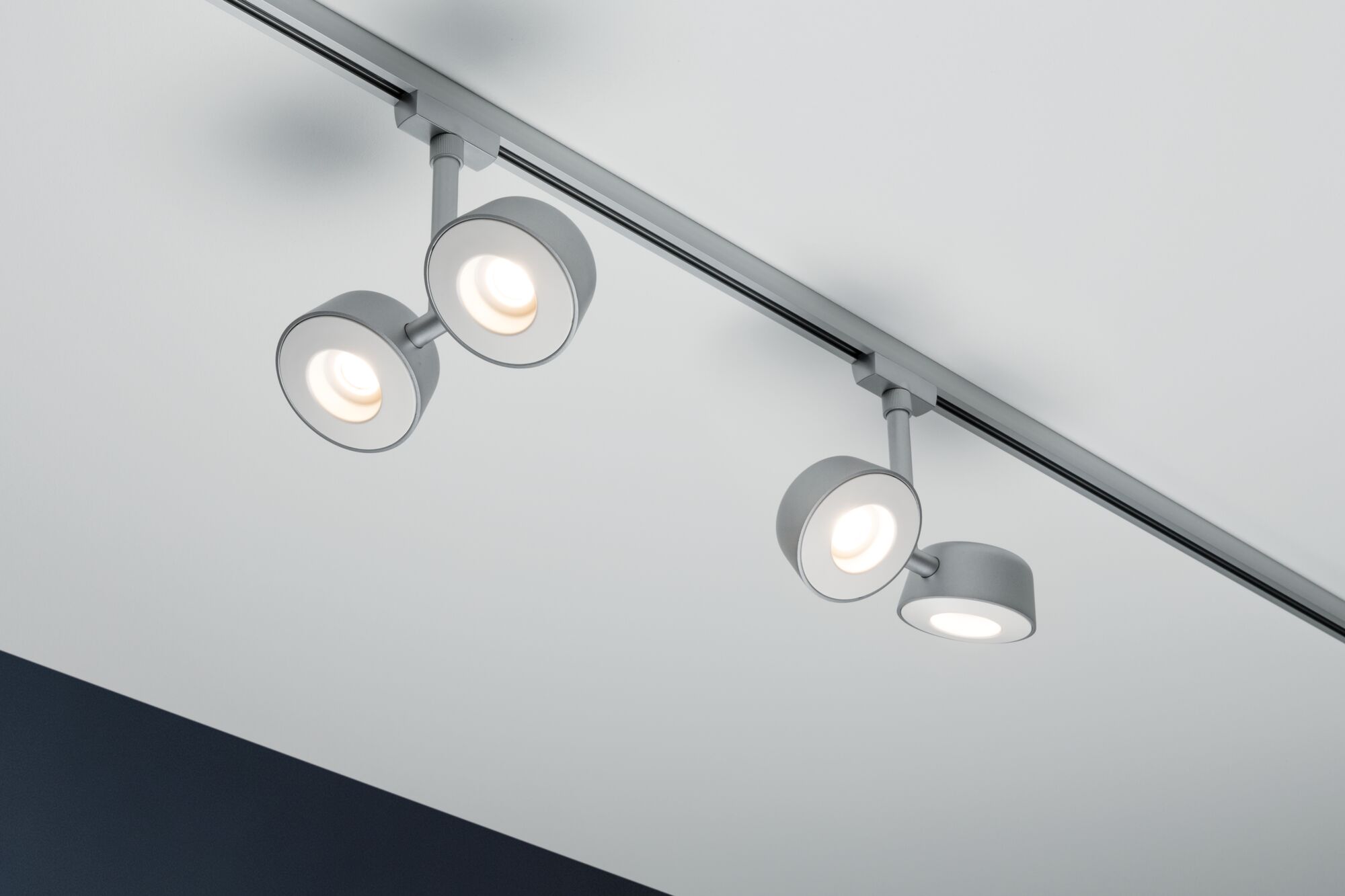 Projecteur LED sur rail en métal gris moderne avec quatre lampes réglables pour intérieur