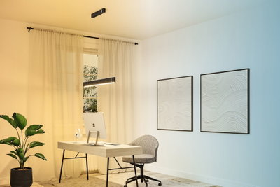 Moderne kantoorruimte met licht houten bureau, grijze bureaustoel en zwarte LED-hanglamp