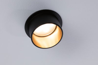Plafonnier noir en métal avec lumière blanche chaude pour éclairage intérieur moderne