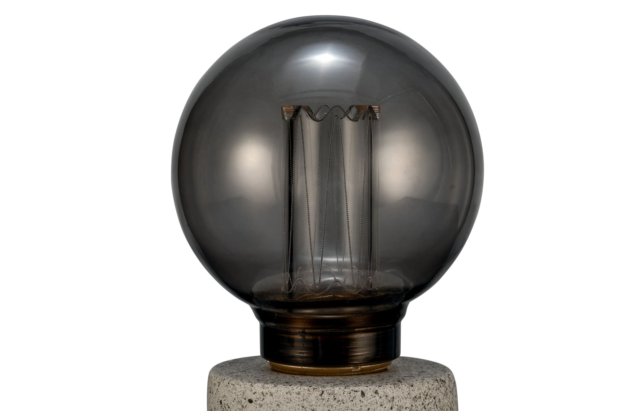 Runde Rauchglas-Glühbirne mit sichtbarem Filament auf grauem Steinsockel für dekorative Beleuchtung.