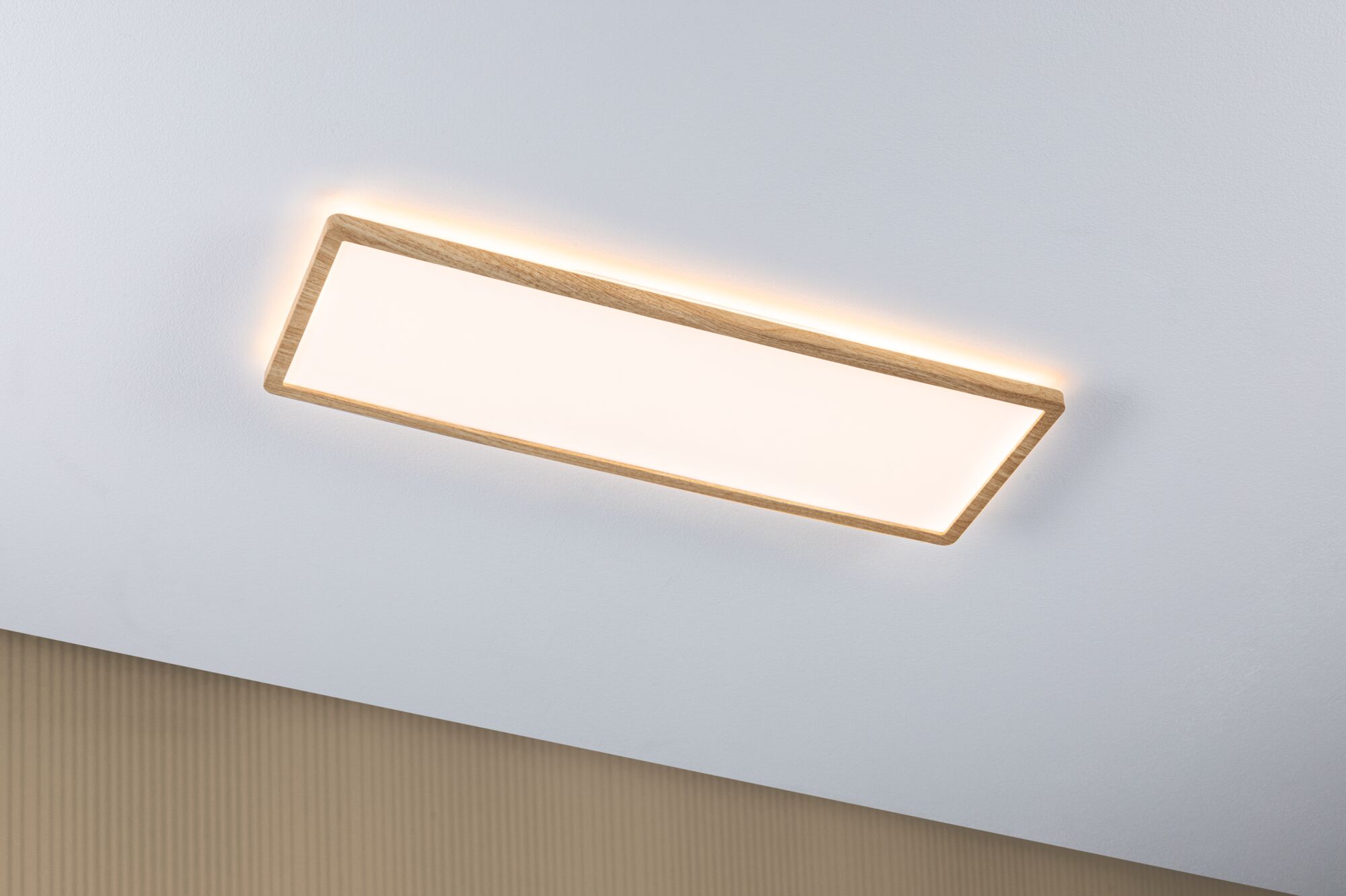 Rechteckige Deckenleuchte mit Holzrahmen und warmweißem LED-Licht für modernes Wohnambiente