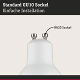 Nahaufnahme eines weißen GU10 Sockels mit Metallkontakten für einfache Lampeninstallation