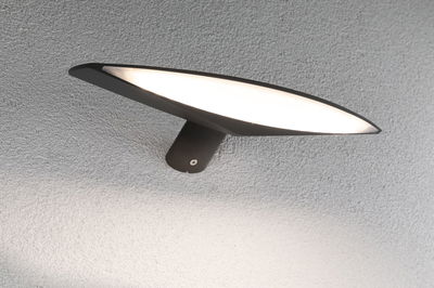 Schwarze LED-Wandleuchte aus Metall mit breitem, flachem Leuchtenschirm für moderne Innenbeleuchtung