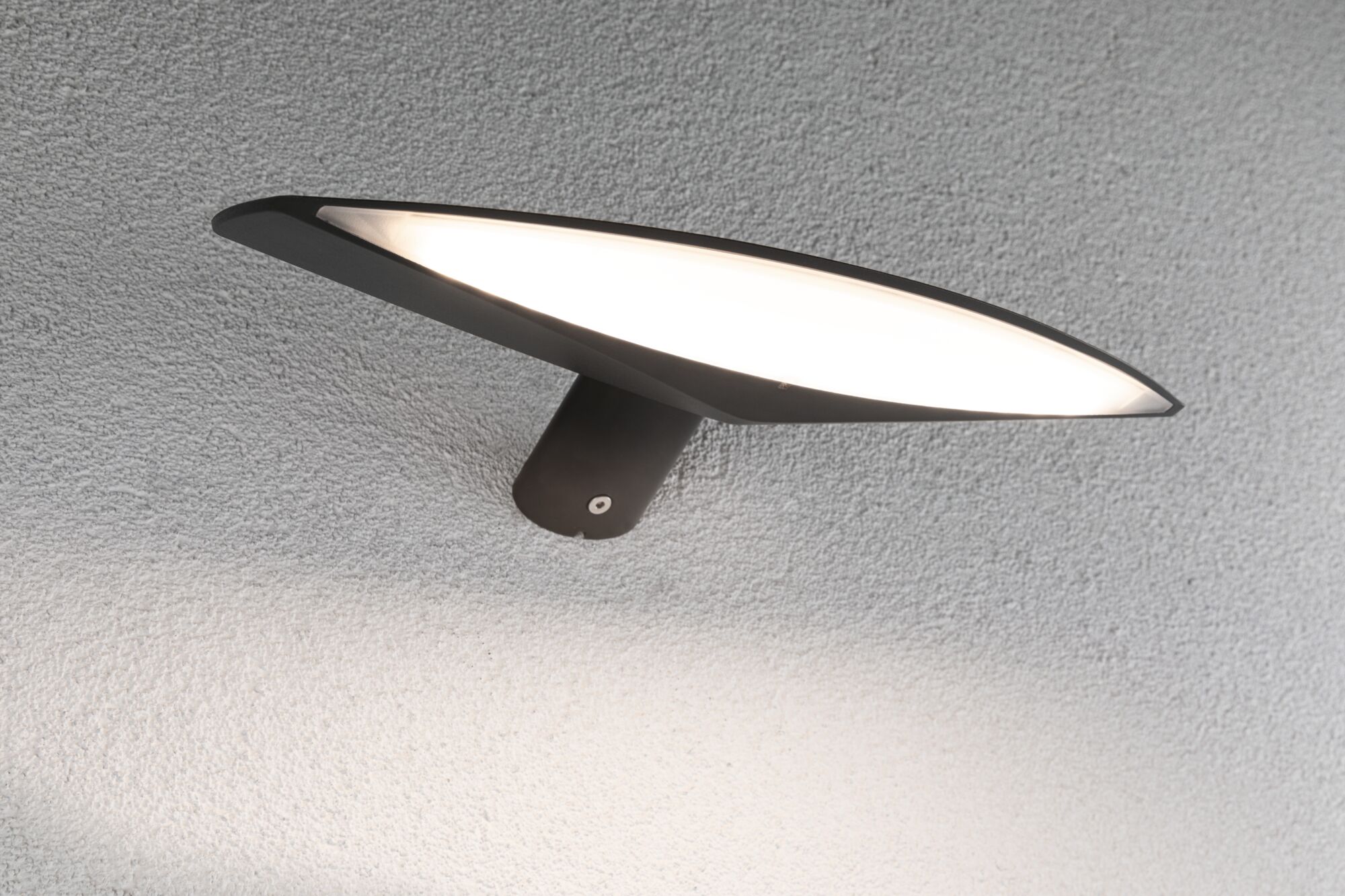 Schwarze LED-Wandleuchte aus Metall mit breitem, flachem Leuchtfeld für moderne Außenbeleuchtung