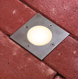 Eingelassene LED-Bodenleuchte aus Edelstahl mit warmweißem Licht in rotem Pflasterstein