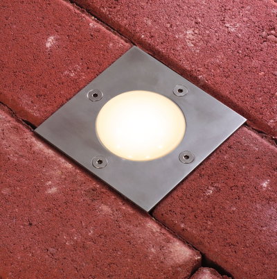 Eingelassene LED-Bodenleuchte aus Edelstahl mit warmweißem Licht in rotem Pflasterstein