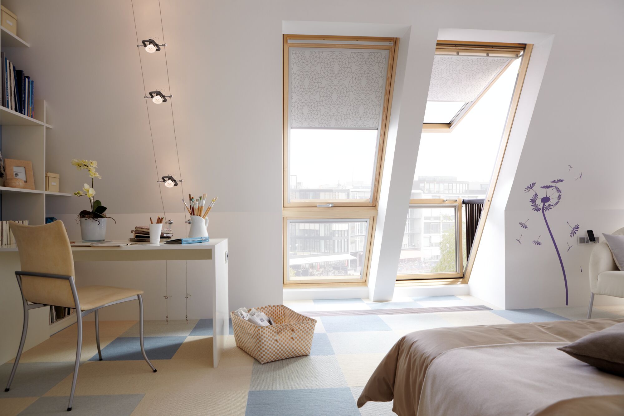 Modernes Dachzimmer mit Holzfenstern, gemusterten Rollos und Kabelstrahlern an der Decke für Wohnraumbeleuchtung