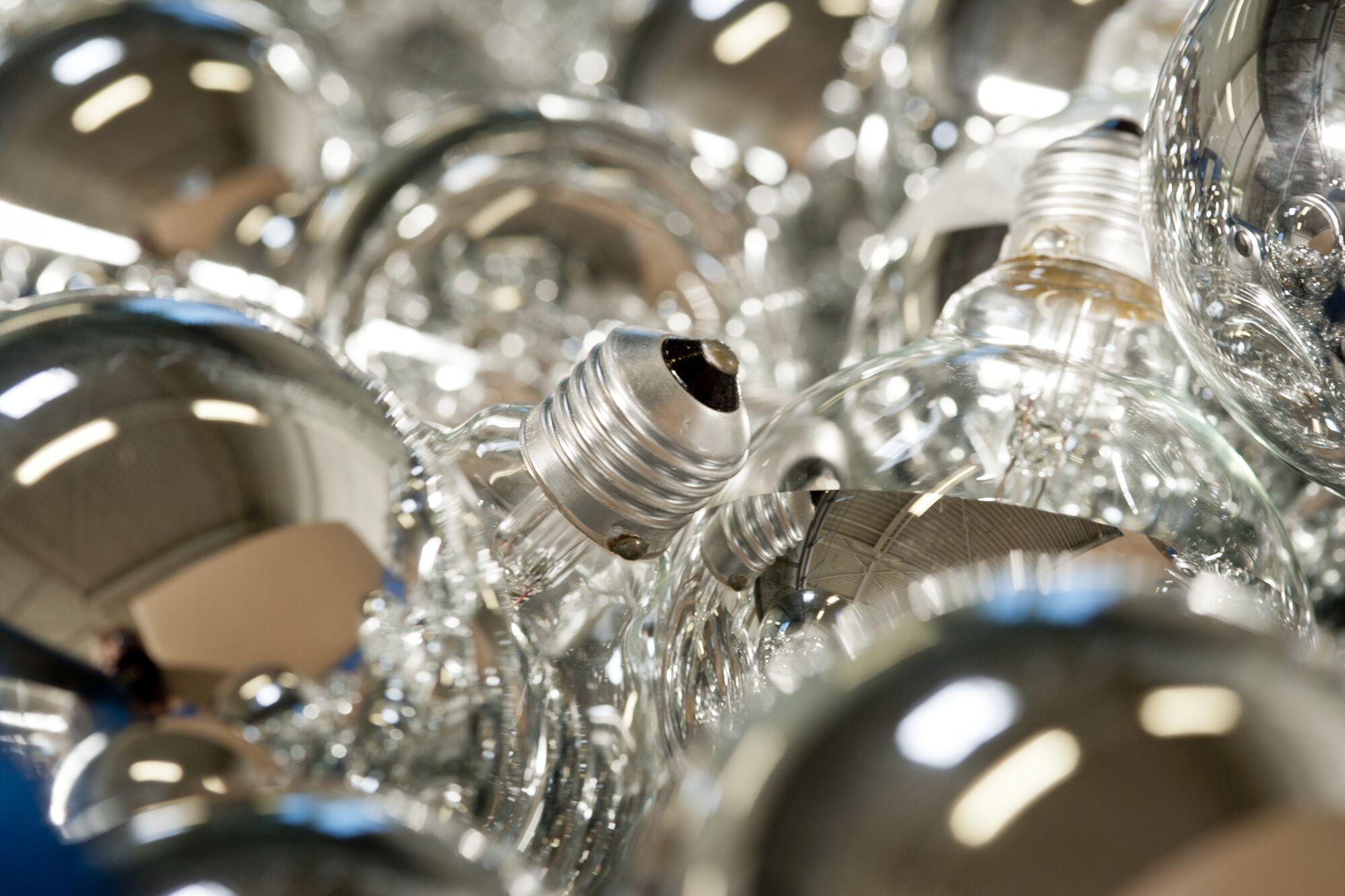 Nahaufnahme von klaren Glühbirnen mit Metallfassung, geeignet für LED Beleuchtung und Lampen.