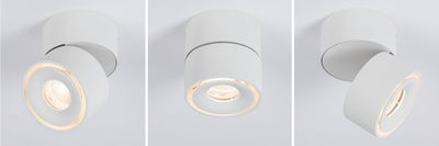 Moderner weißer Deckenstrahler aus Metall mit warmweißem LED-Ring für flexible Beleuchtung