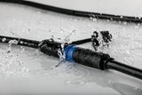 Wasserdichter schwarzer Kabelverbinder mit blauem Ring, spritzwassergeschützt für Außenbeleuchtung
