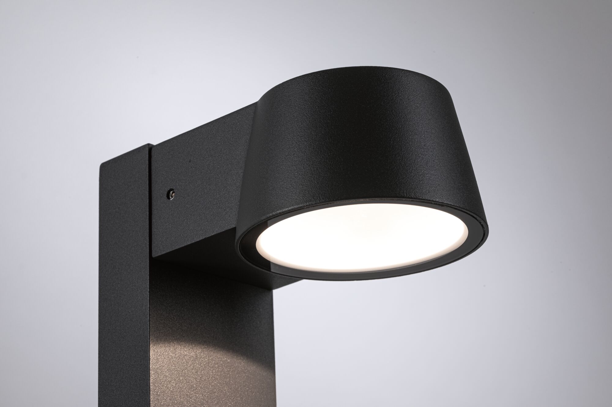 Schwarze LED-Außenwandleuchte aus Metall mit rundem Leuchtkopf und modernem Design